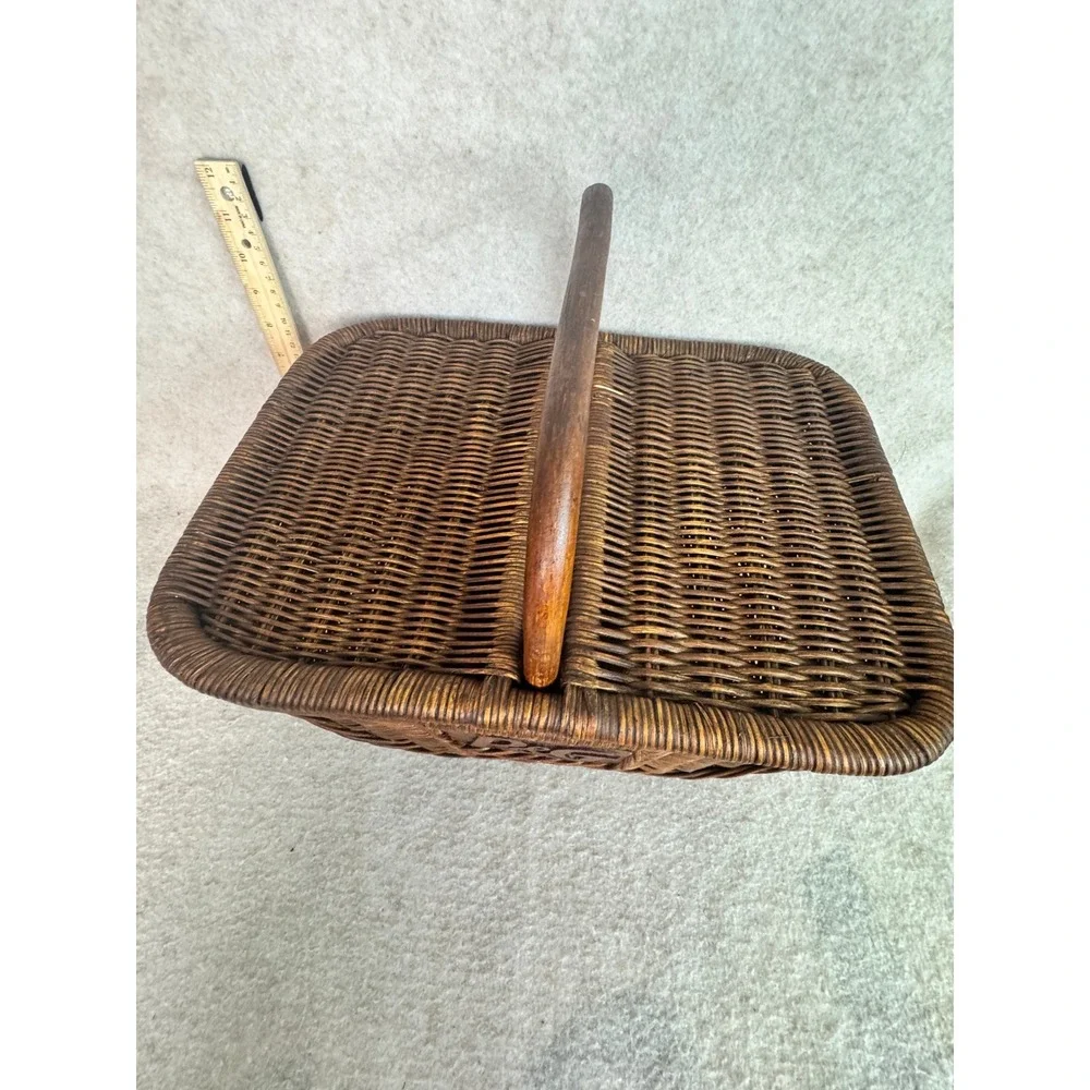 Vintage Wicker Picnic Basket with‎ Lid and Handle P&G Embossed Detail
